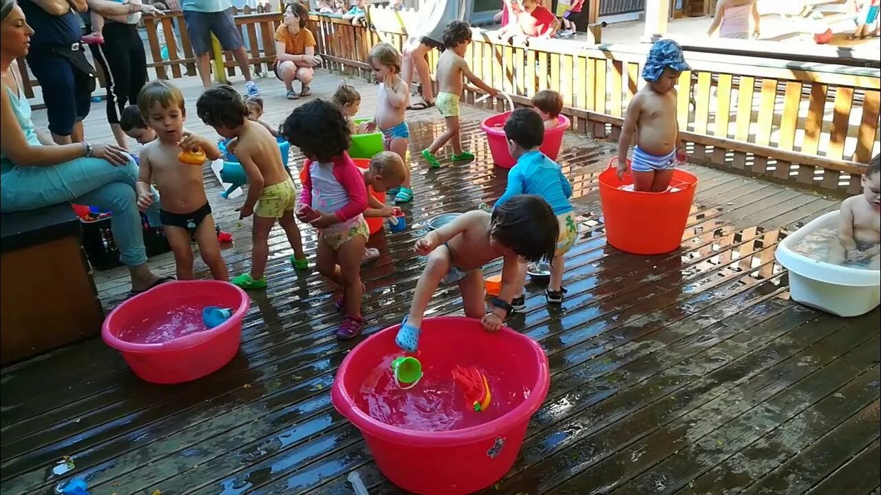 Игры с водой младшая. Летние развлечения в детском саду. Игры с водой в садике. Развлечения для детей в детском саду летом на улице. Игры с водой в детском саду летом.