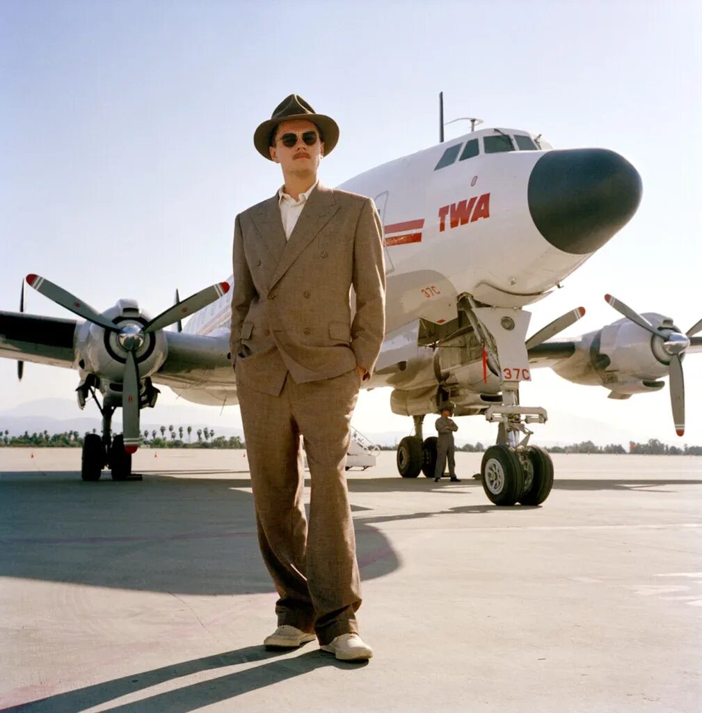 Л̾е̾о̾н̾а̾р̾д̾о̾ д̾и̾к̾а̾п̾р̾и̾о̾. Ди каприо о самолете. Ди каприо про горящий двигатель в самолете. Ди каприо в самолете. Леонардо ди каприо на яхте.