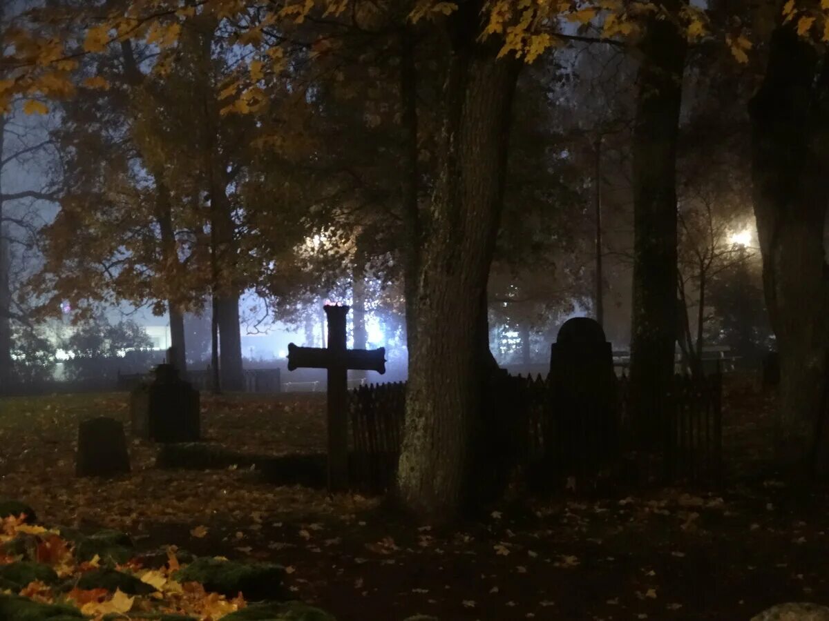 Ночное кладбище. Кладбище ночью. Красивое кладбище. Старое кладбище вечером.