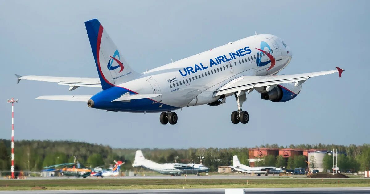 Самолет уральский фото. Самолёты авиакомпании Ural Airlines. Самолет Урал Аирлинес. A320 Ural Airlines Кольцово. Уральские авиалинии взлёт.