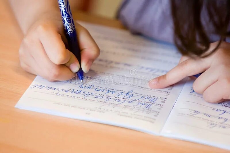 Ребенок учится писать. Обучение левшей письму. Ребенок пишет прописи. Учит писать рисунки. Картинки "девочка учится красиво писать буквы".