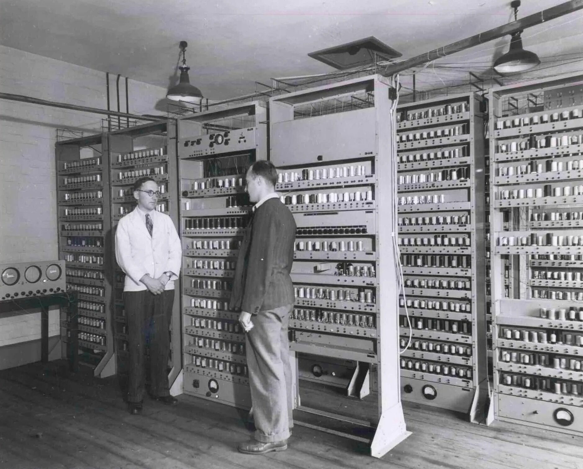 Где и когда была построена первая эвм. ЭВМ EDSAC, 1949 Г. Морис Уилкс, Эдсак. Компьютер EDSAC 1949 Морис Уилкс фото. ЭВМ Эдсак.