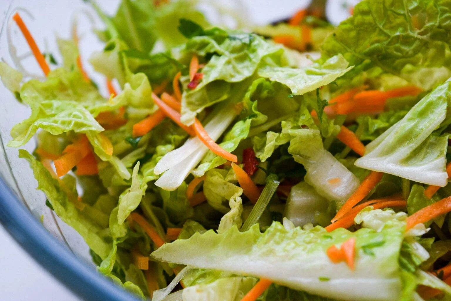 Овощной салат витамины. Пекинская капуста с морковью. Пекинская капуста салатная. Салат из пекинской капусты и моркови. Салат пекинская капуста, морковь, огурец.