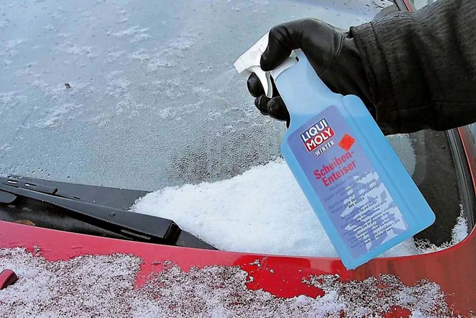 Чем можно растаять лед. Стеклоочиститель от льда в автомобиле. Стеклоочиститель от льда на лобовом. Средство для стекла автомобиля от снега. Жидкий стеклоочиститель с антизапотеванием для автомашины.