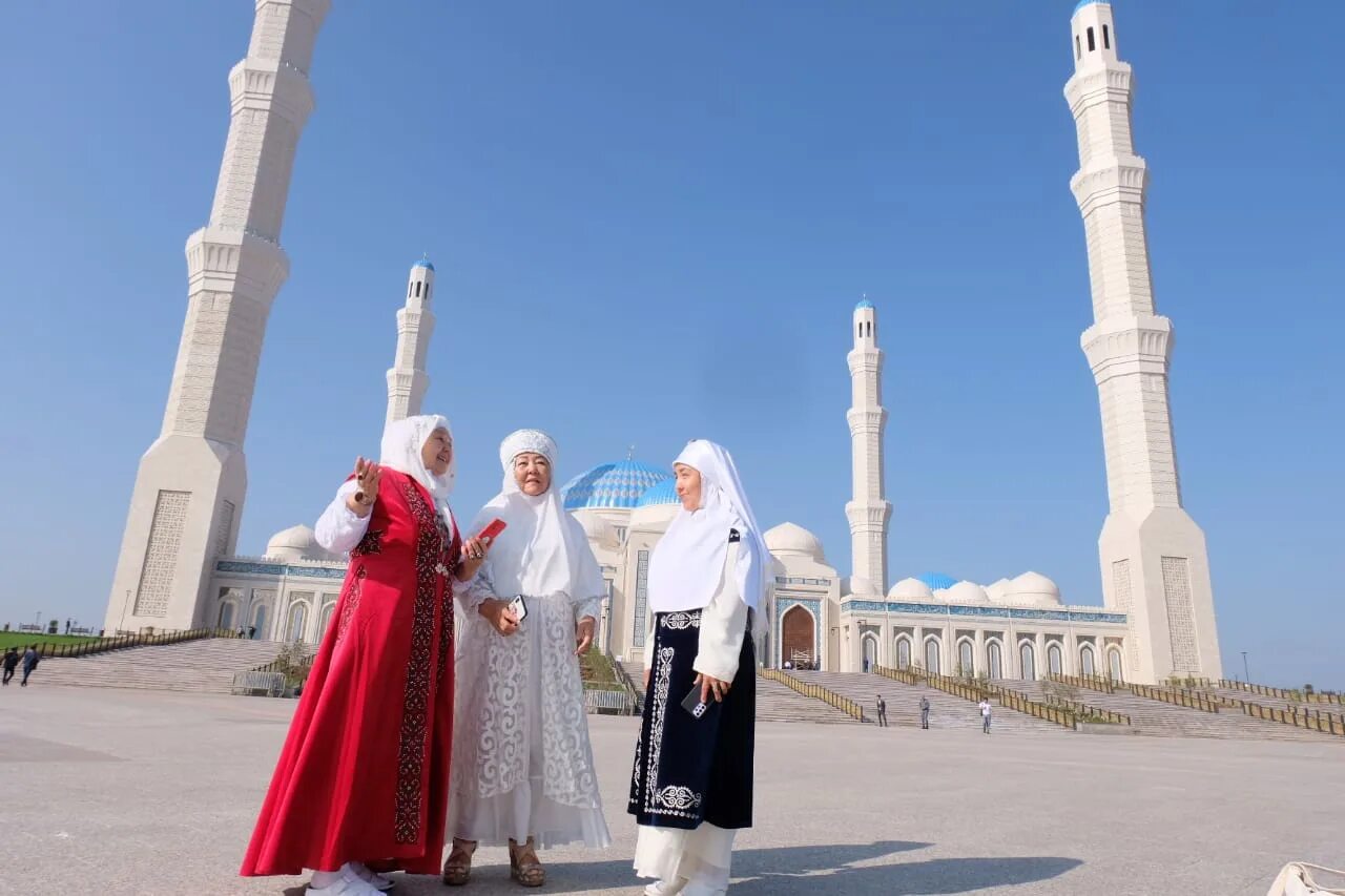 Астана самая большая мечеть. Мечеть в Казахстане самая большая. Мечеть в Астане самая большая. Мечеть в Астане самая большая новая. Самая большая мечеть в центральной Азии.