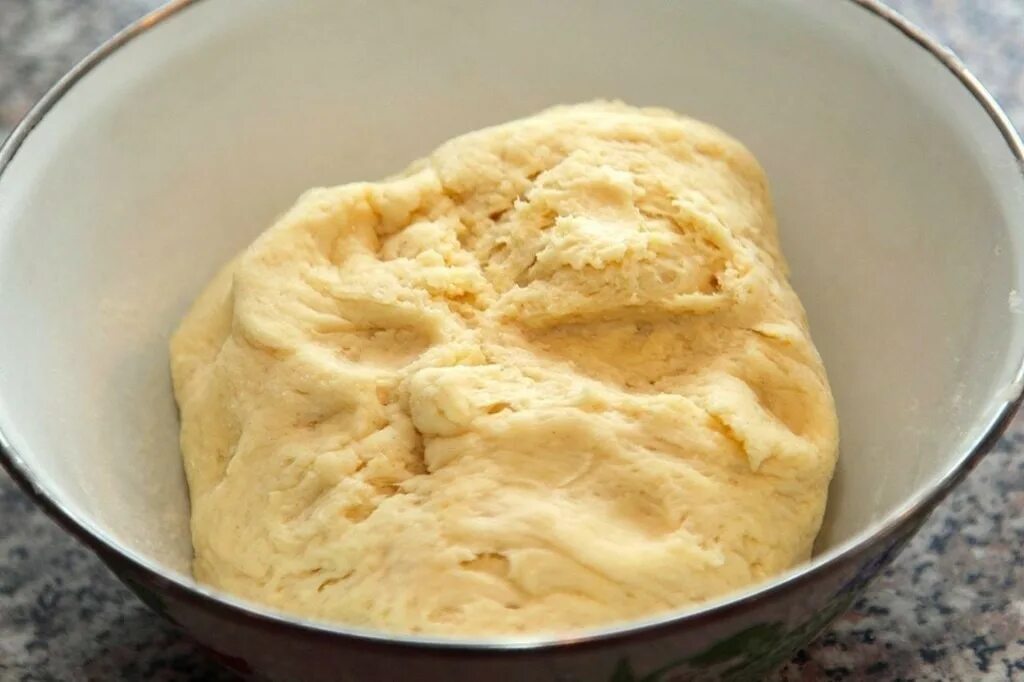 Размягченное сливочное масло. Мука и дрожжи. Тесто мука и масло сливочное. Кремовое тесто. Продукты для приготовления теста.