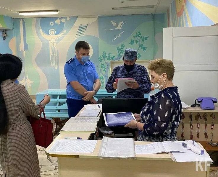 Комиссия в школе. Пожарные проверяют школу. Проверки школ москва. Проверка школ к новому учебному году. Пожарные в школе.