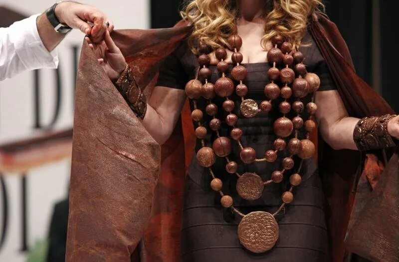 Платье из шоколада. Chocolate fashion. Chocolate fashion. Salon du chocolat. Шоколадное платье для выставки.