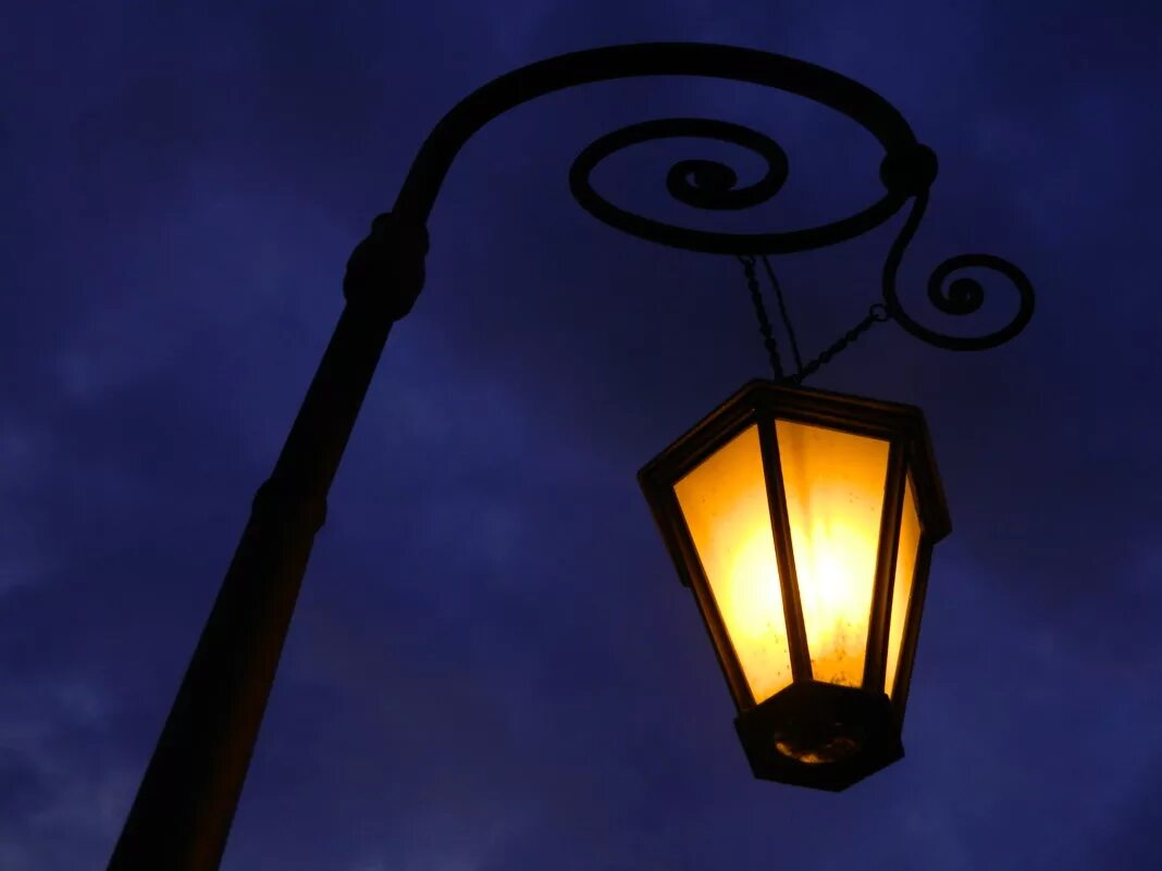Ночные фонари купить. Уличный фонарь ночью. Фонарный столб ночью. Старый фонарный столб. Ночные фонари.