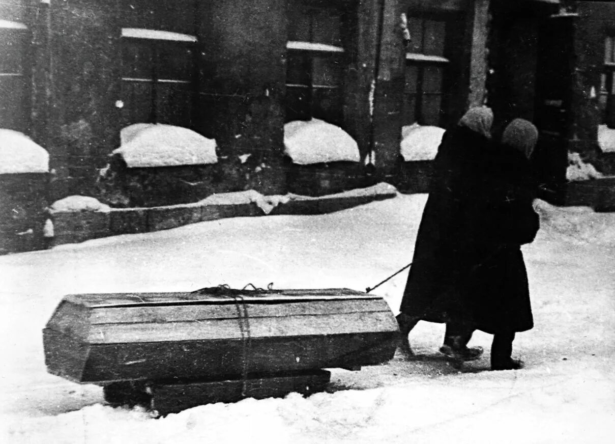 Голод в петербурге. Блокадный Ленинград мертвые люди. Блокада Ленинграда фото смерти.