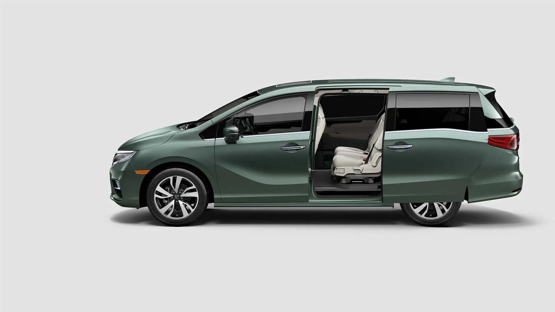 Размер honda stepwgn. Хонда Одиссей 2022 новая. Хонда Одиссей 2019. Honda Odyssey 2021 салон. Хонда Одиссей 2020 года 3.5.