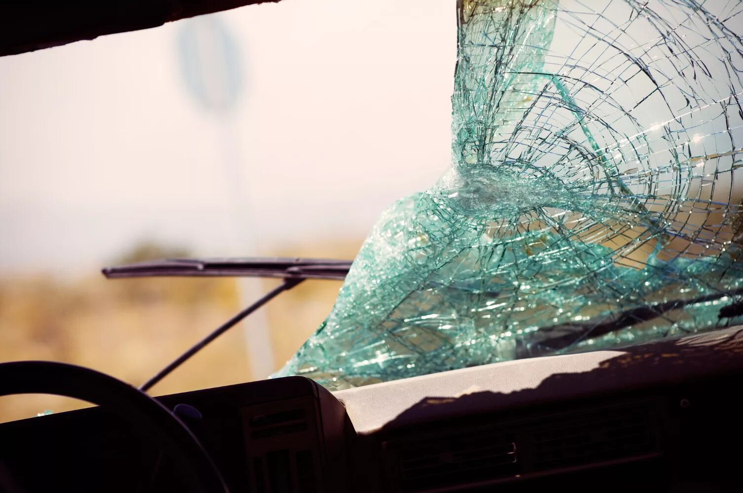 Разбитое лобовое стекло. Разбитое стекло автомобиля. Разбитые стекла в машине. Разбить лобовое стекло.