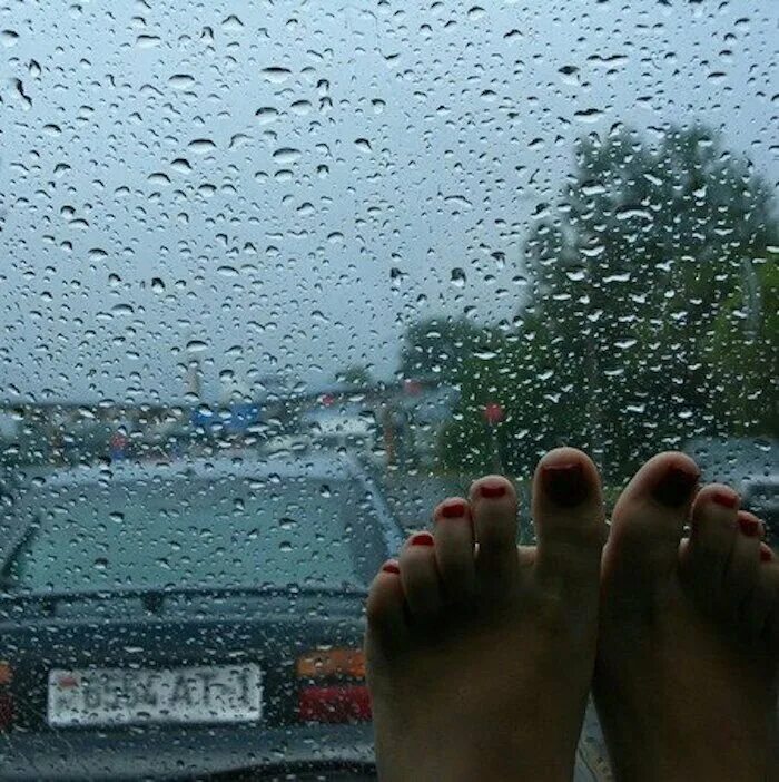 Хорошо в машине в дождь. Дождь из окна машины. Дождик машина. Дождь на окне машины. Окно машины под дождем.