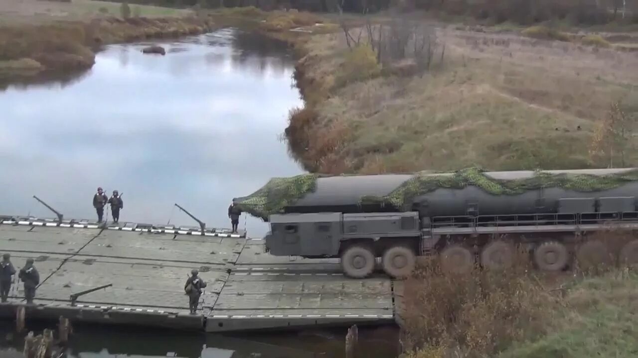 Погрузился на понтоны первый взвод. Понтонный мост Капустин Яр. Понтонная переправа инженерные войска. Понтонная переправа Военная. Понтонная переправа Сиротинская.