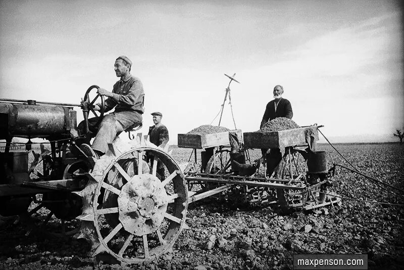 Колхоз хх. Трактора в поле 1930-1941 годы. сельское хозяйство в 20-30 годы в ссср. сельское хозяйство в 30-е годы в ссср. первые колхозы.
