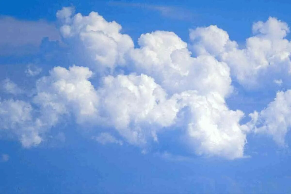 Пушистые облака проплывают. Облака. Красивые облака. Голубое небо с облаками. Фон облака.