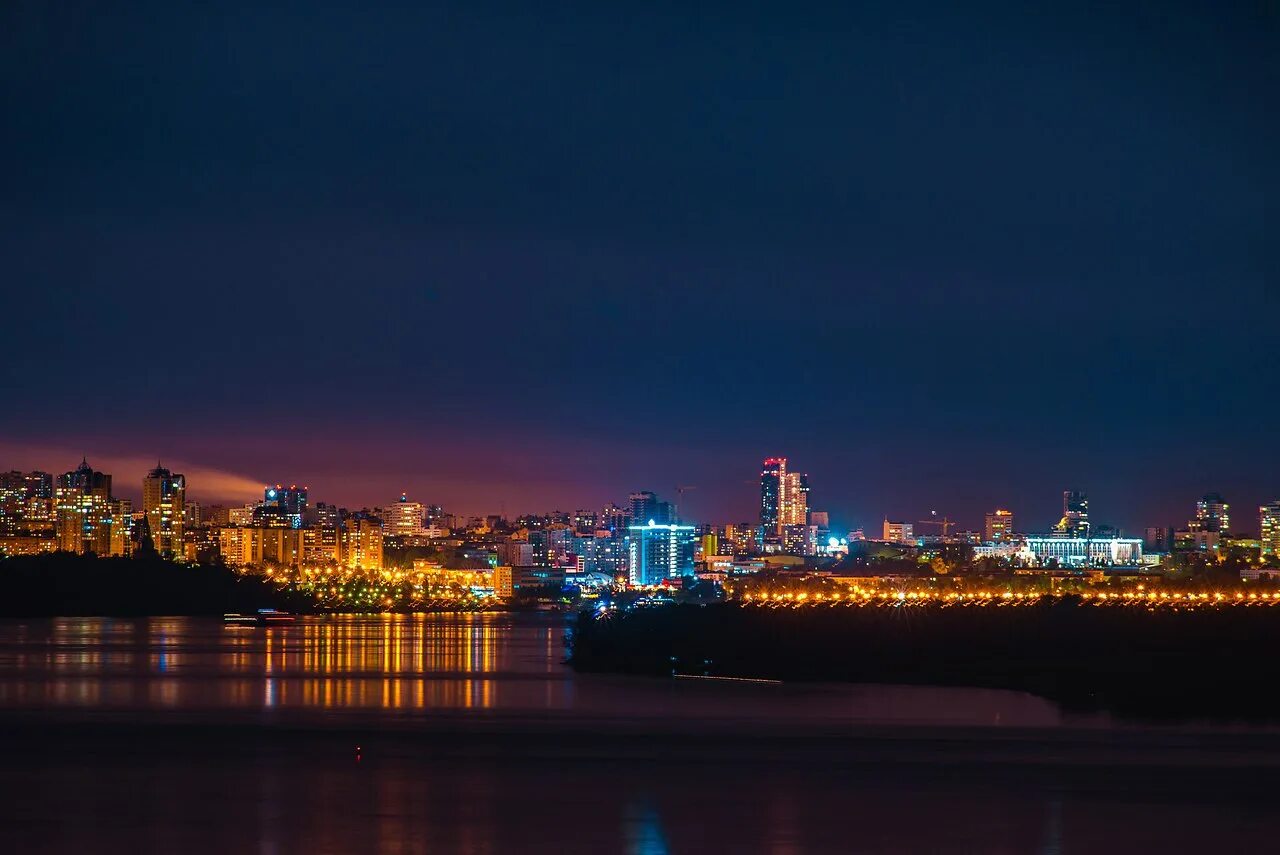 Самара вечером. Ночная Волга Самара. Набережная Самара ночью. Самара набережная Волга ночь. Ночная Самара вид на Волгу.