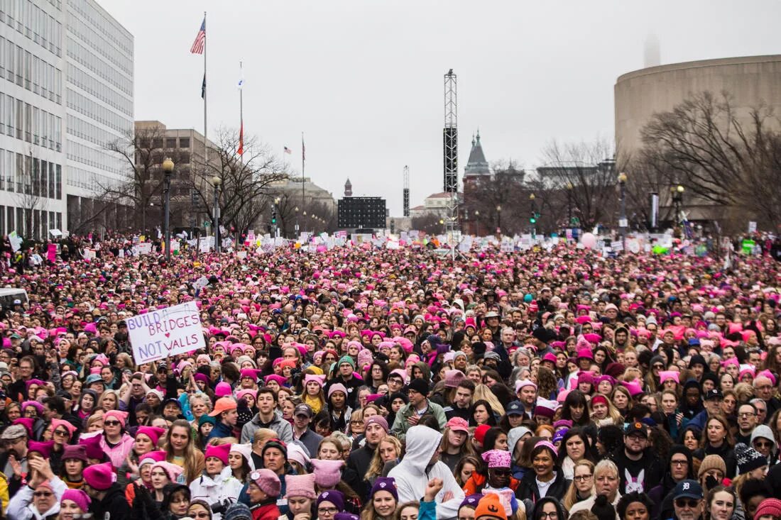 Митинг на английском. Марш феминисток в США. Митинг феминисток в США. Забастовка женщин.