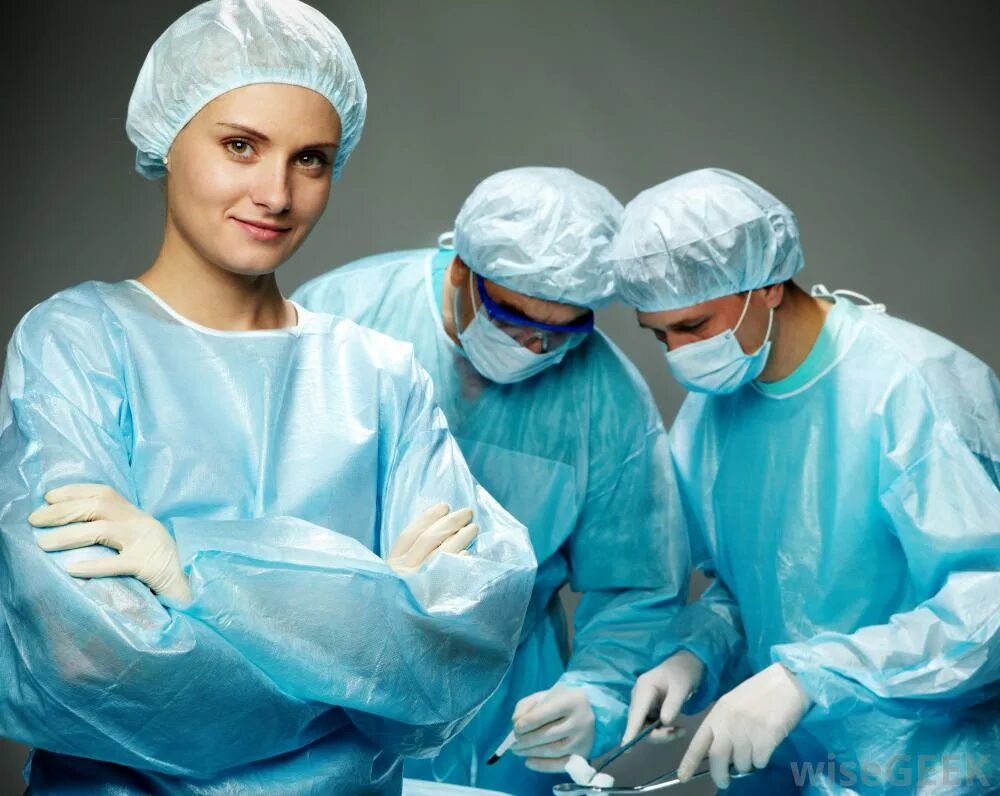 Хирургическая одежда на операции. Медсестра в операционной. Хирургическая медицинская сестра.