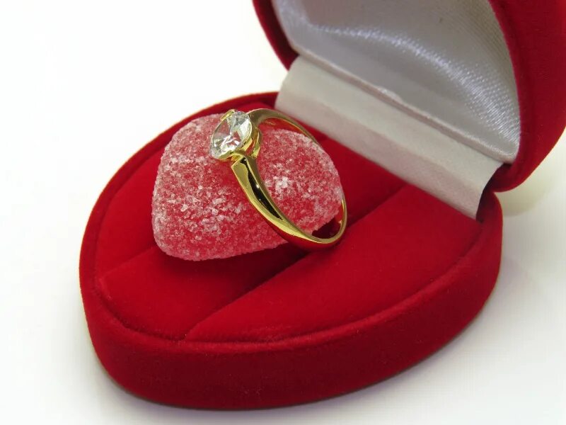 Дарить золотое кольцо. Кольцо для предложения. Обручальное кольцо в коробочке. Красивая коробочка для кольца. Кольцо для предложения девушке.