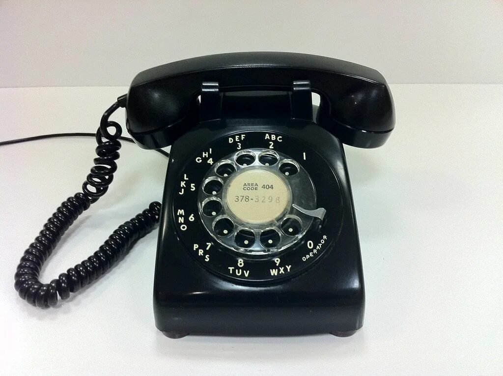 Старая школа телефон. Старый телефон. Телефон 1960. Телефон 1960 года. Rotary Black Phone.