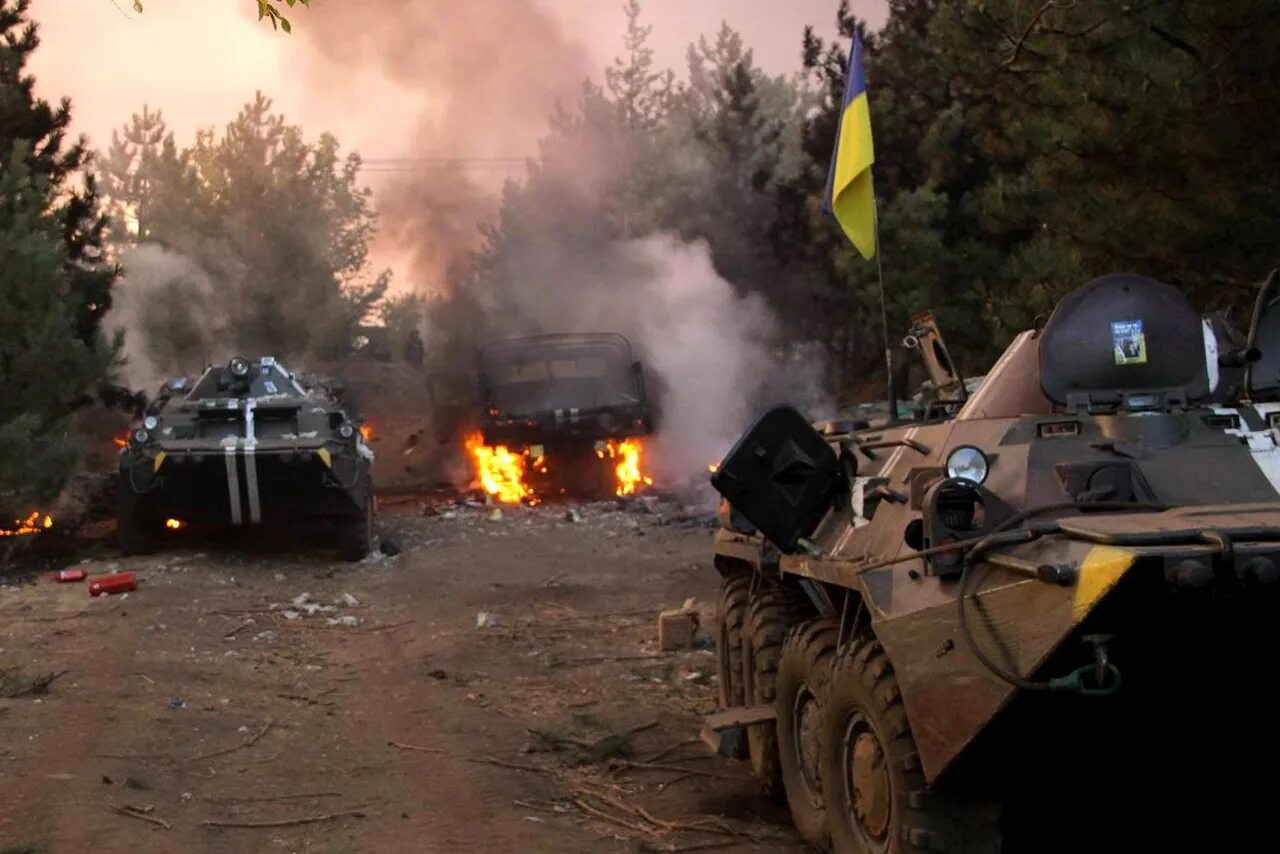 Бои за иловайск иловайский котёл. Иловайский котел трупы всу. Докучаевск донецкая область на карте. Полигон восточный под иловайском. Т 72бм иловайский котёл.