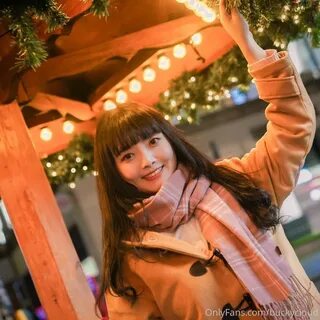 一 只 云 烧 (BuckyClouds) - Outdoor set illustration.