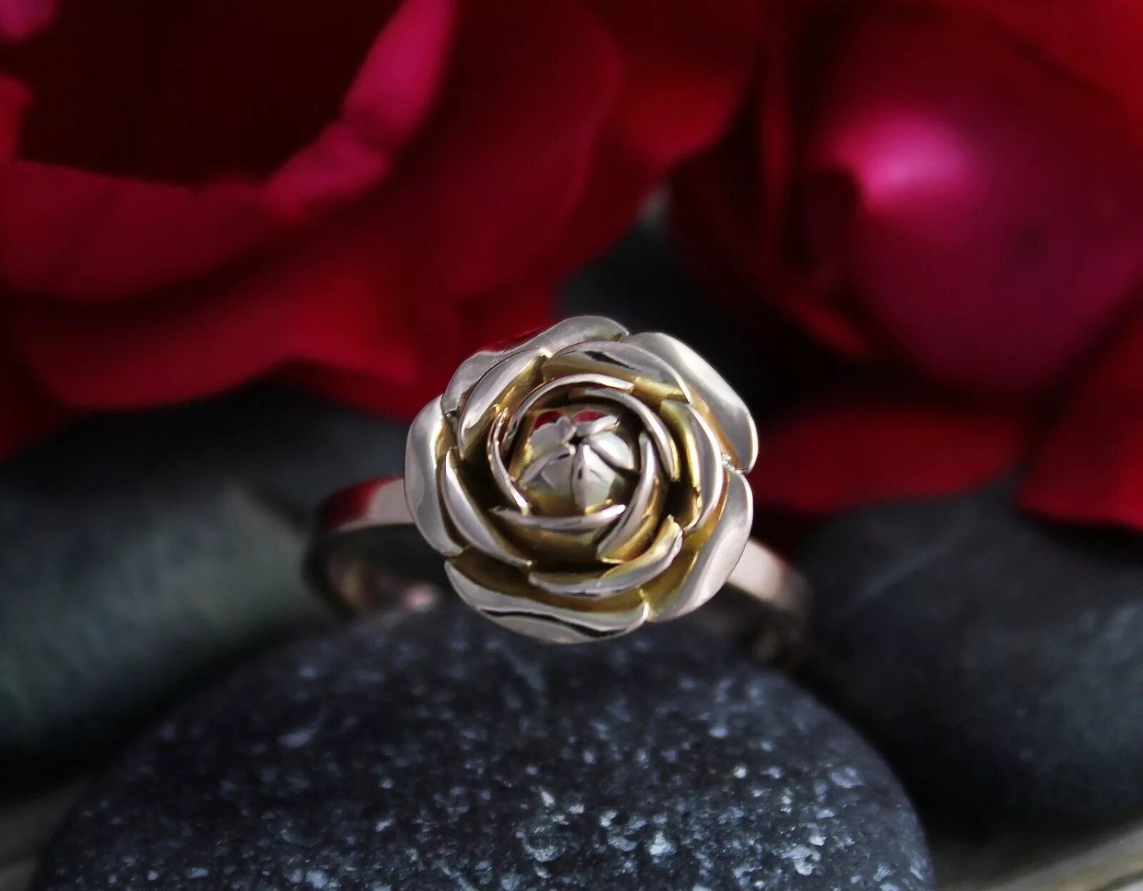 Цветочное кольцо 1. Кольцо цветы. Розы и колечко. Кольцо с розочкой.