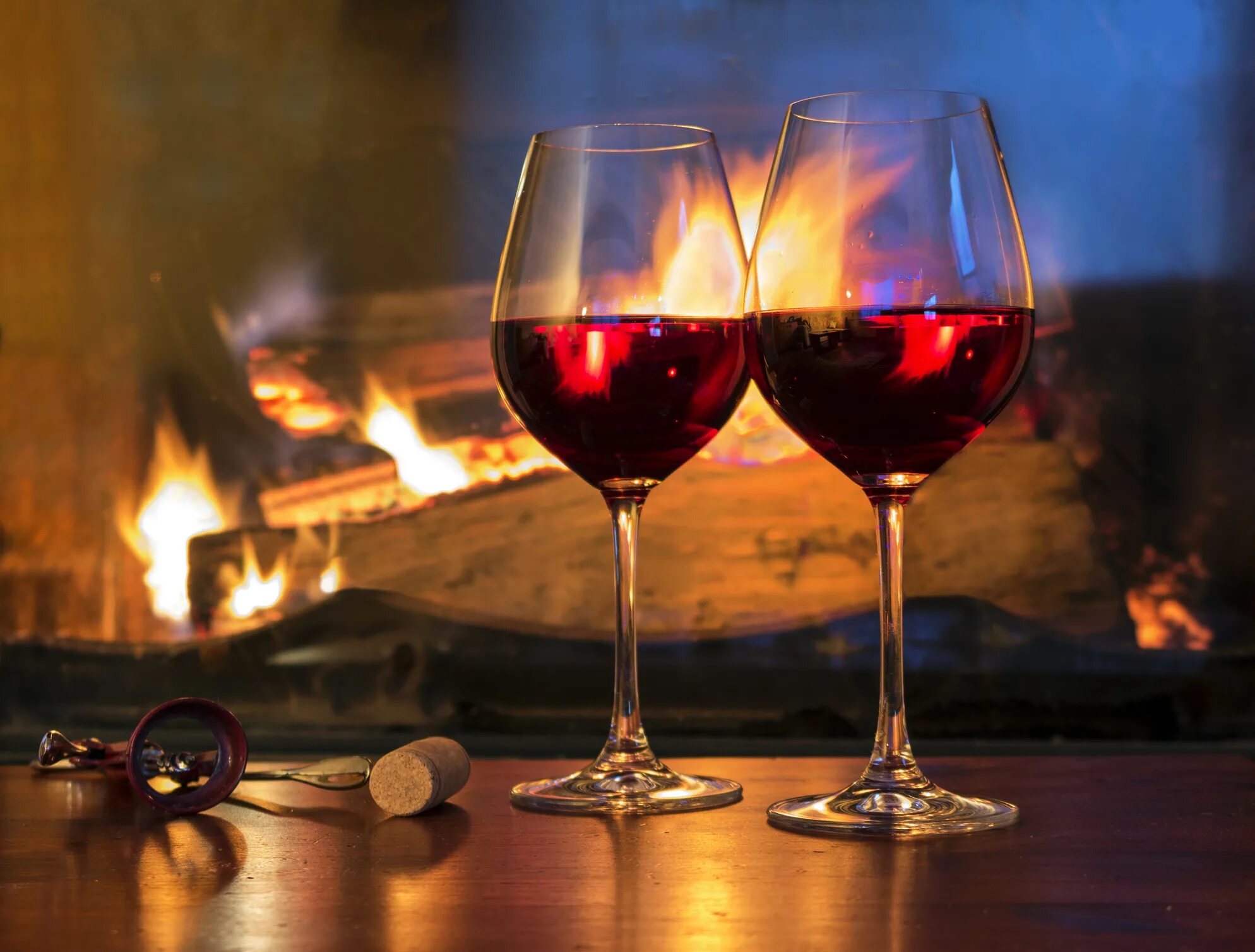 Камин вино. Камин вино романтика. Вино у костра. Бокал вина у камина. Бокал вина огонь