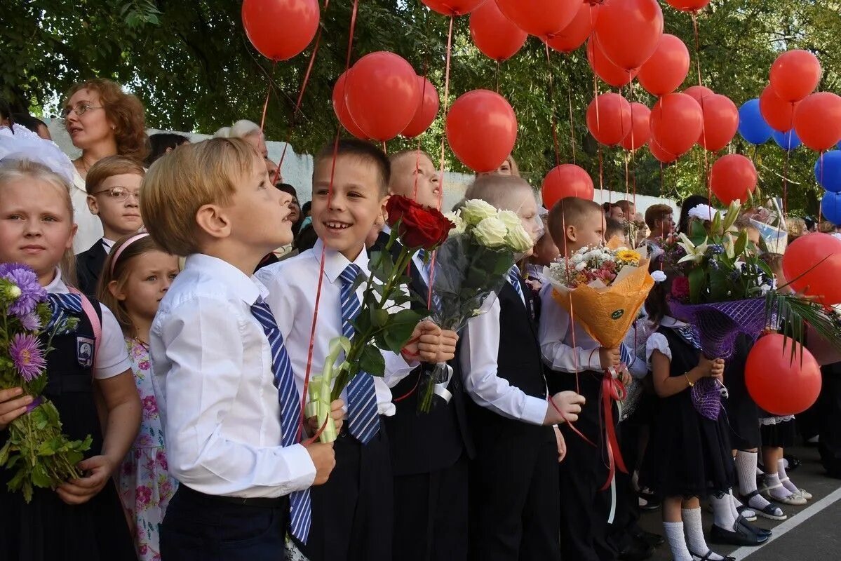 Дети в школу челябинск. Школьная линейка 1 сентября. Линейка 1 сентября Москва. 1 Сентября линейка в школе. 1 Сентября 2020 линейка.