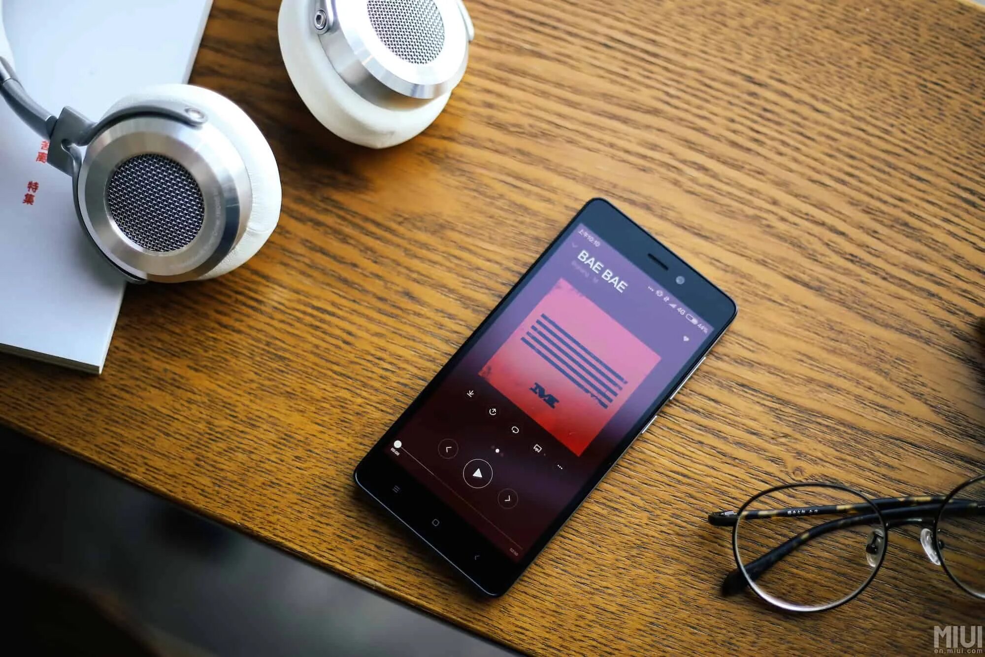 Стол Xiaomi. Смартфон с громким динамиком. Смартфон с роликом громкости. Колонка Xiaomi Redmi 3.