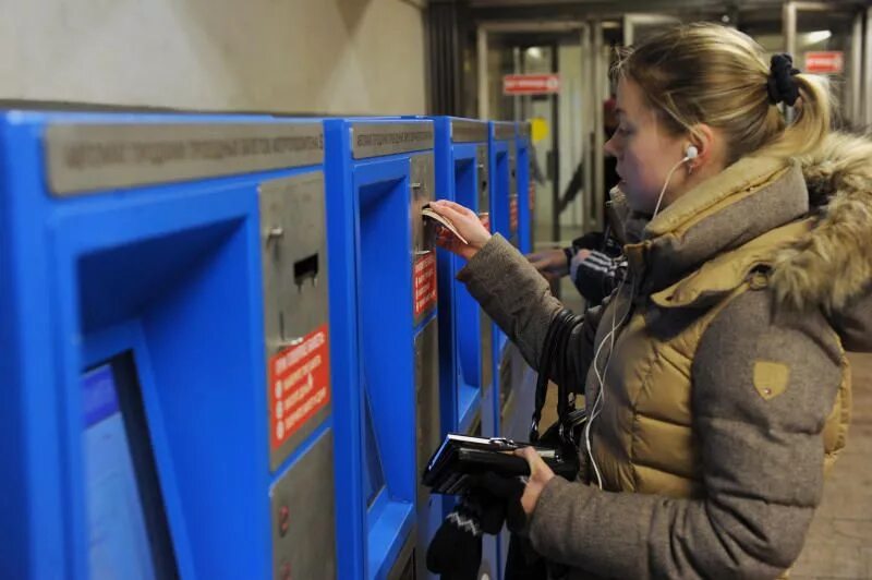 Оплата проезда в Московском метрополитене. Новые терминалы оформления проездных в метро Москвы фото. Терминал последний