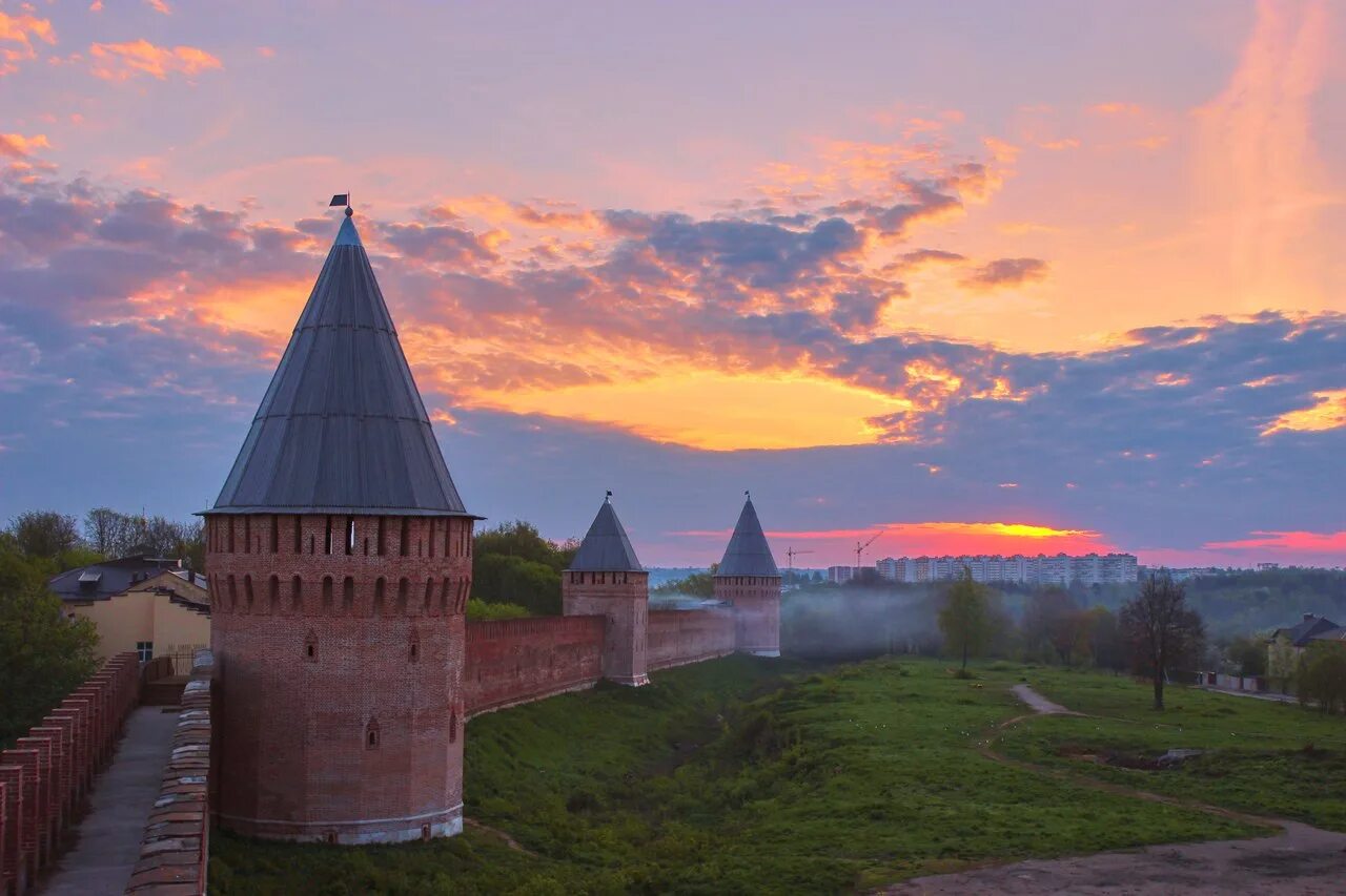 Смоленск где можно купить. Смоленская крепость Смоленск. Смоленская Крепостная стена Смоленск.