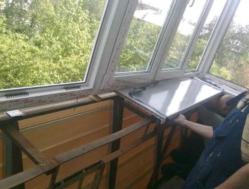 Выносной балкон. Металлический каркас балкона. Лоджия с выносом. Пластиковый балкон с выносом.