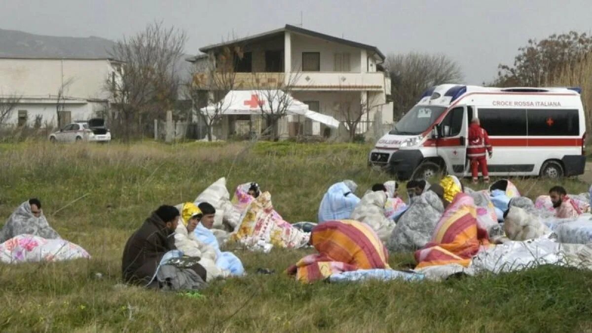 Крушение лодки с мигрантами в Калабрии.