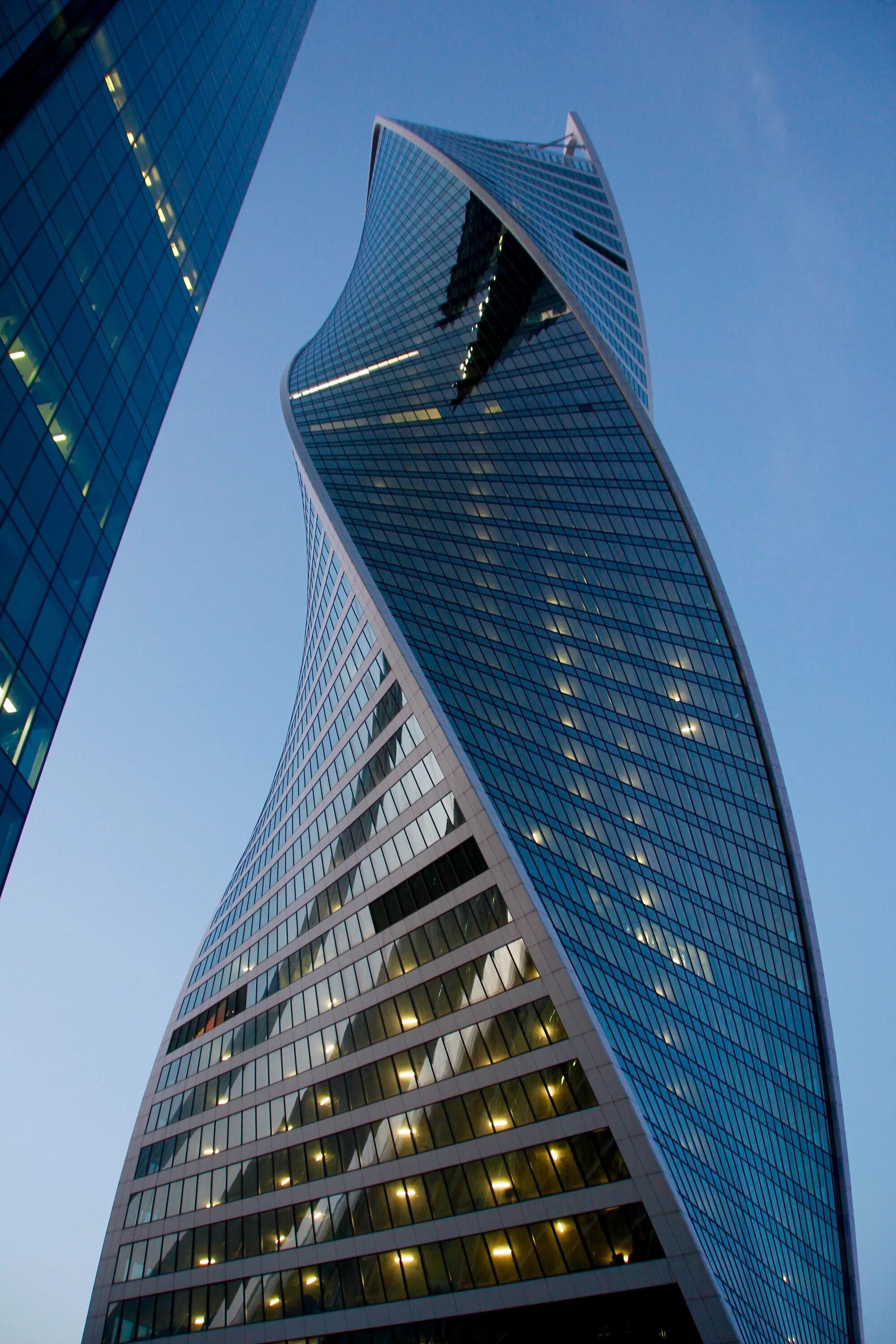 Современный небоскреб. Небоскреб Leeza Soho. Башня АЙТИ Тауэр. Башня Эволюция. Современные здания.