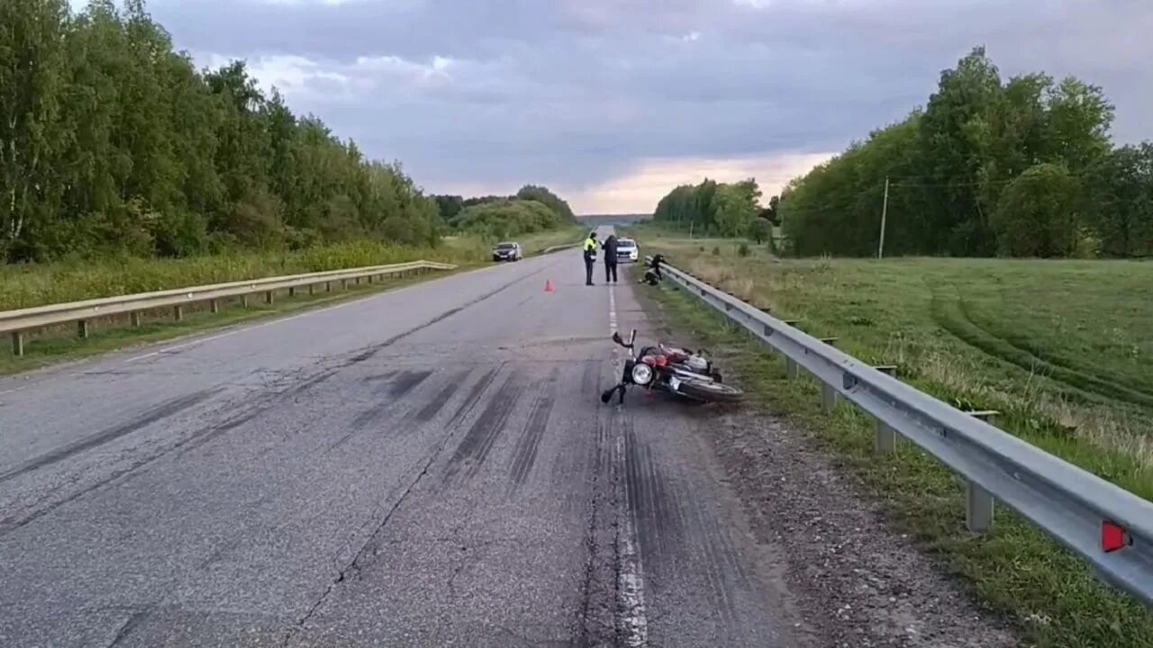 14 мая 2023 года. Мотоцикл на трассе. На трассе разбился мотоцикл. ДТП В Нижегородской области. Трасса.