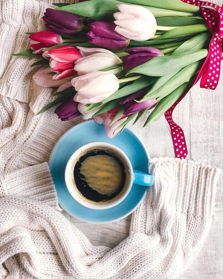 Кофе и тюльпаны картинки. Кофе и цветы. Тюльпаны и чашка кофе. Весенние цветы и кофе.