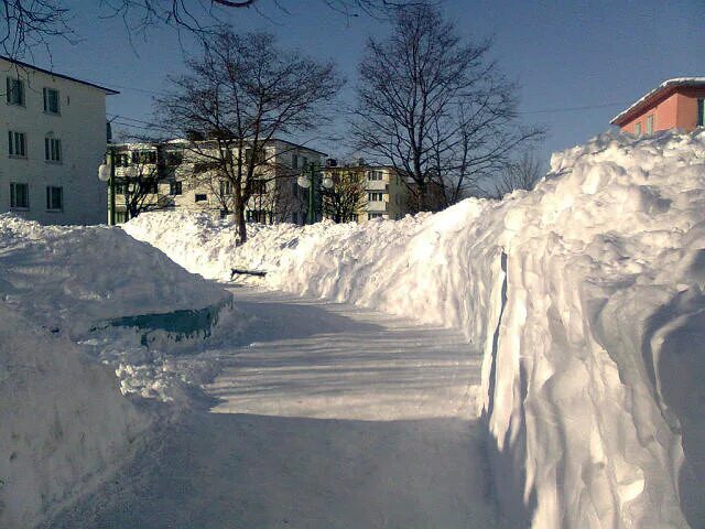 Село курил. На Курилах остров Итуруп поселок горячие ключи. Остров Итуруп поселок горный. Остров Итуруп зима. Остров Итуруп поселок горячий ключ.