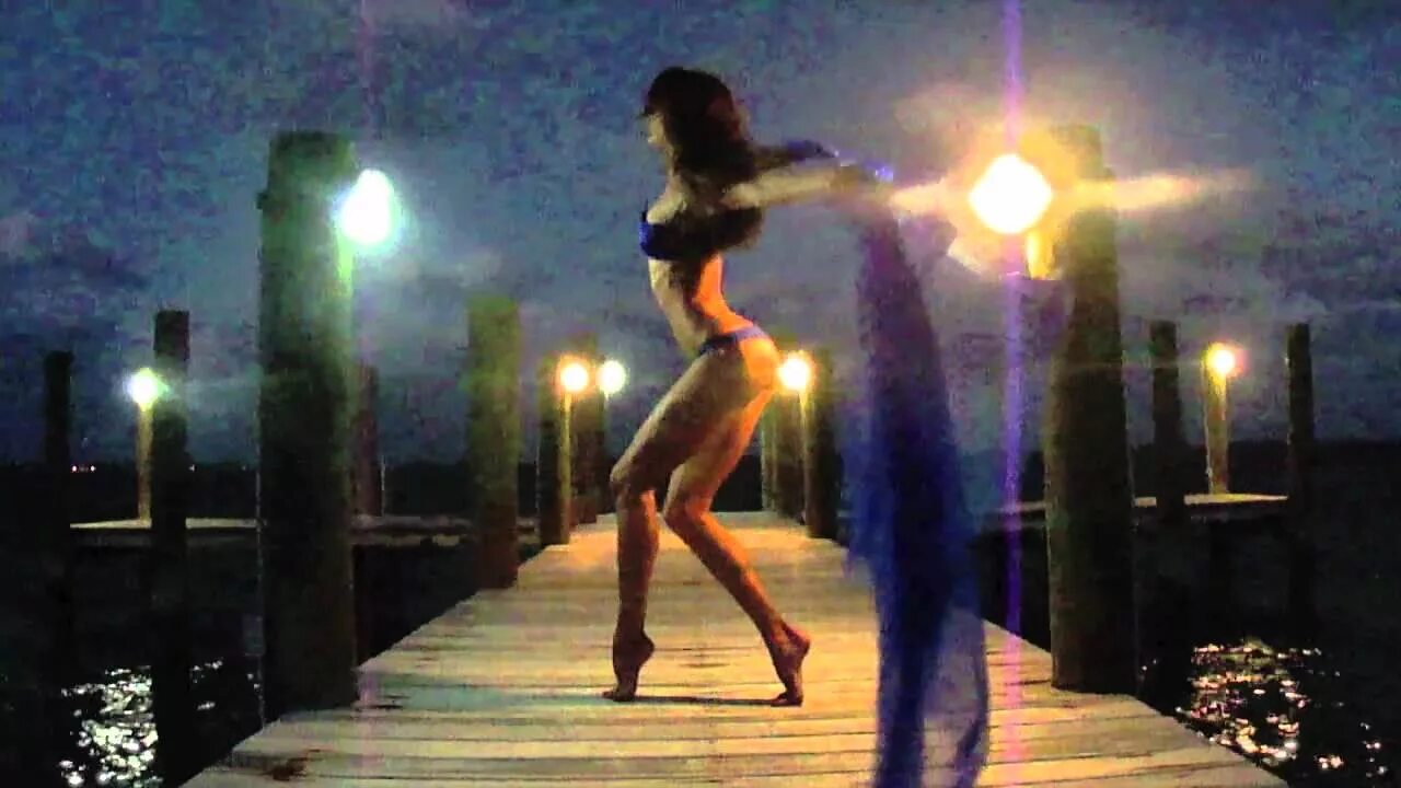 Молодая где танцует. Анна морячка Кончаковская. Парень и девушка танцуют. Девушка танцует перед мужчиной. Красивые танцы у бассейна.