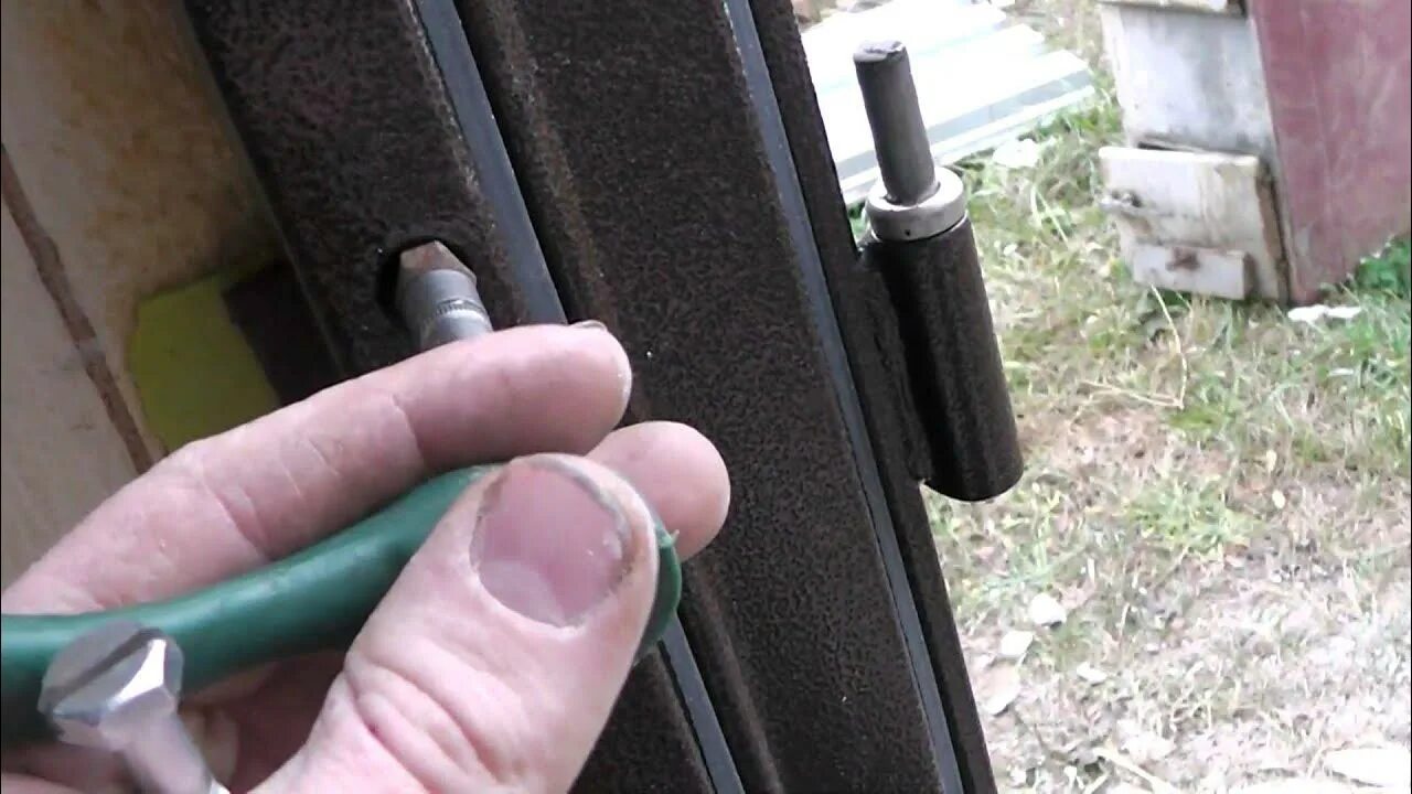 Вставляем входную железную дверь