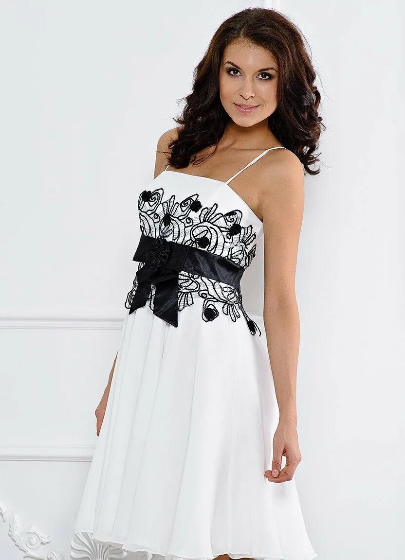 Платья в черном белом цвете. Девушка в платье красивая. Белое платье. Платье черно-белое. Белое вечернее платье.