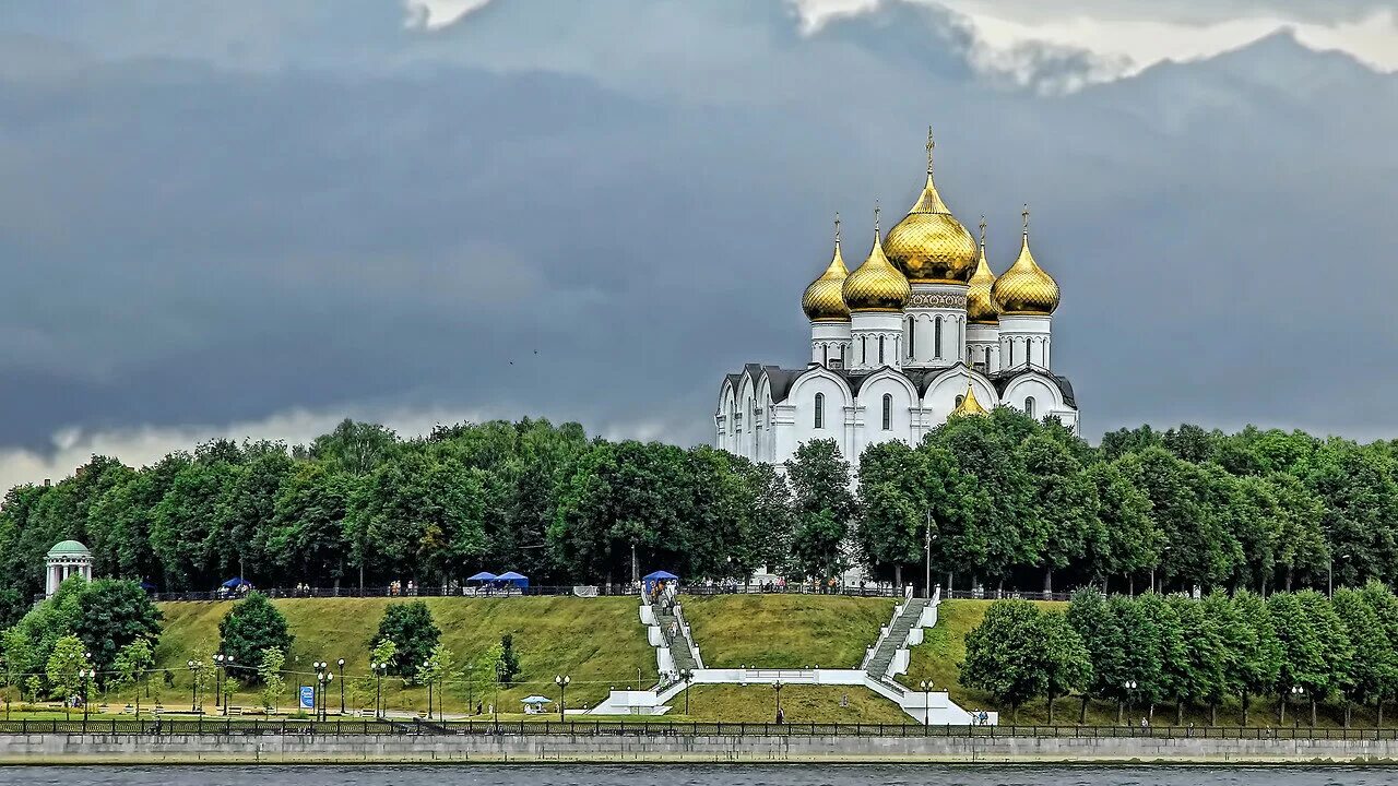 Многие российские. Успенский собор в Ярославле с Волги. Успенский собор Ярославль вид с Волги. Ярославль христианский город на Волге. Ярославль золотое кольцо набережная.