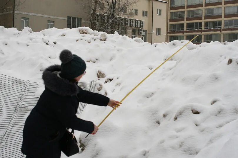 Появятся сугробы. 19 Декабря снега было. 19 Декабря 2022 года снега было. Измерил сугроб. Сугроб меряют.