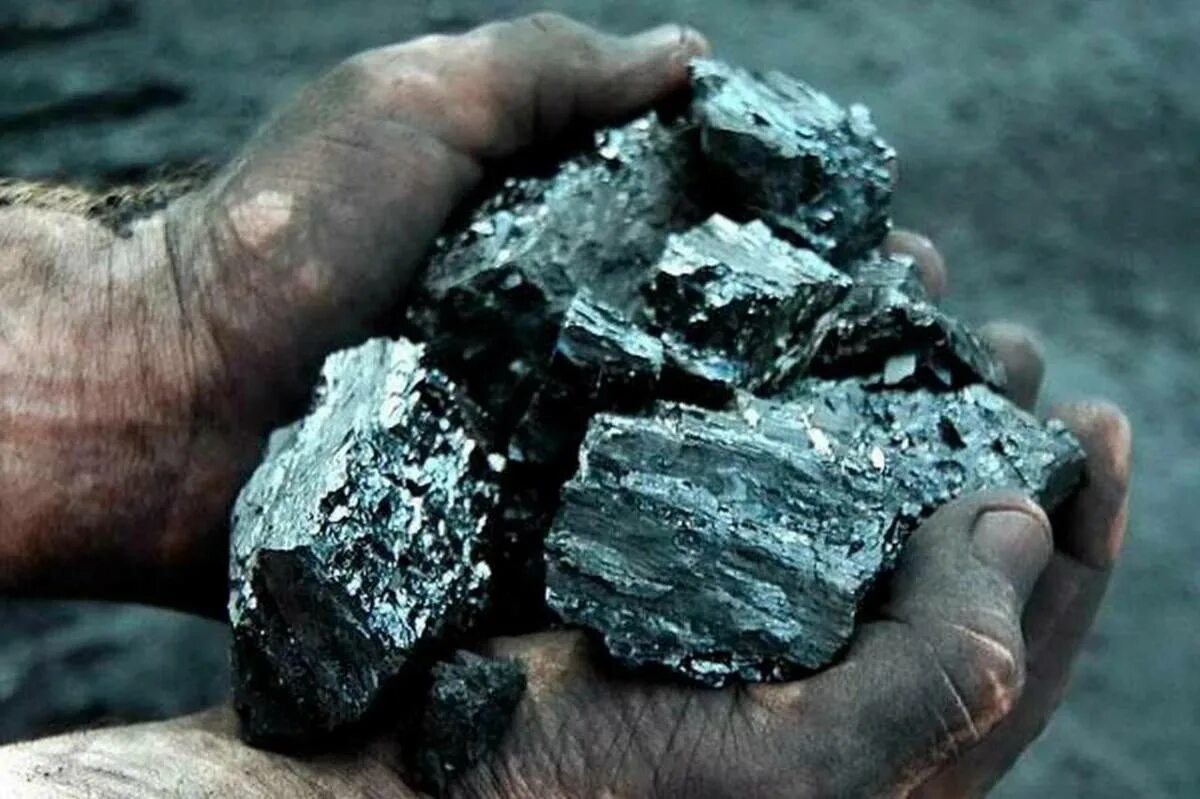 Уголь рисунок полезное ископаемое. Каменный уголь антрацит. Антрацит полезное ископаемое. Уголь Кузбасский антрацит. Камень уголь антрацит.