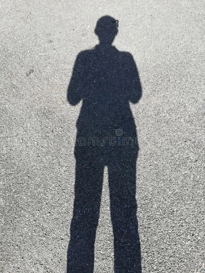 Standing shadows. Ищем человека тень. Черная непонятная фигура. Чёрные тени людей в музее.