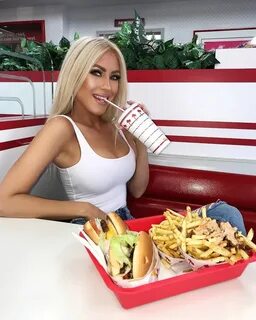 ❤ 🍔 ❤ #burger #food #foodporn #innout #blonde #girl #model #makeup #vegas ...