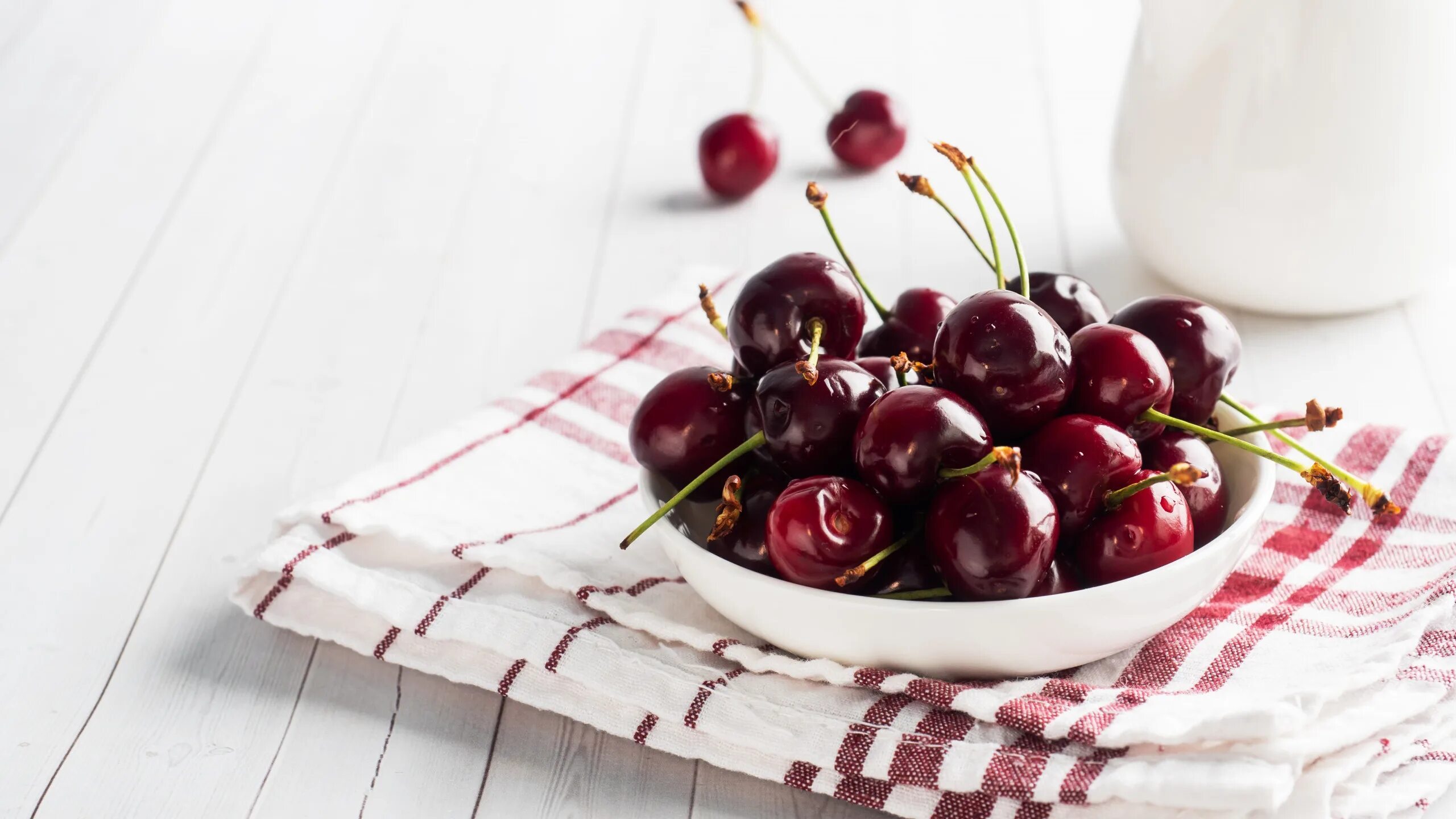 Вишня и черешня. Ягодный цвет. Цвет вишня. Ягоды сочетающиеся с вишней. Цветовое сочетание вишня.