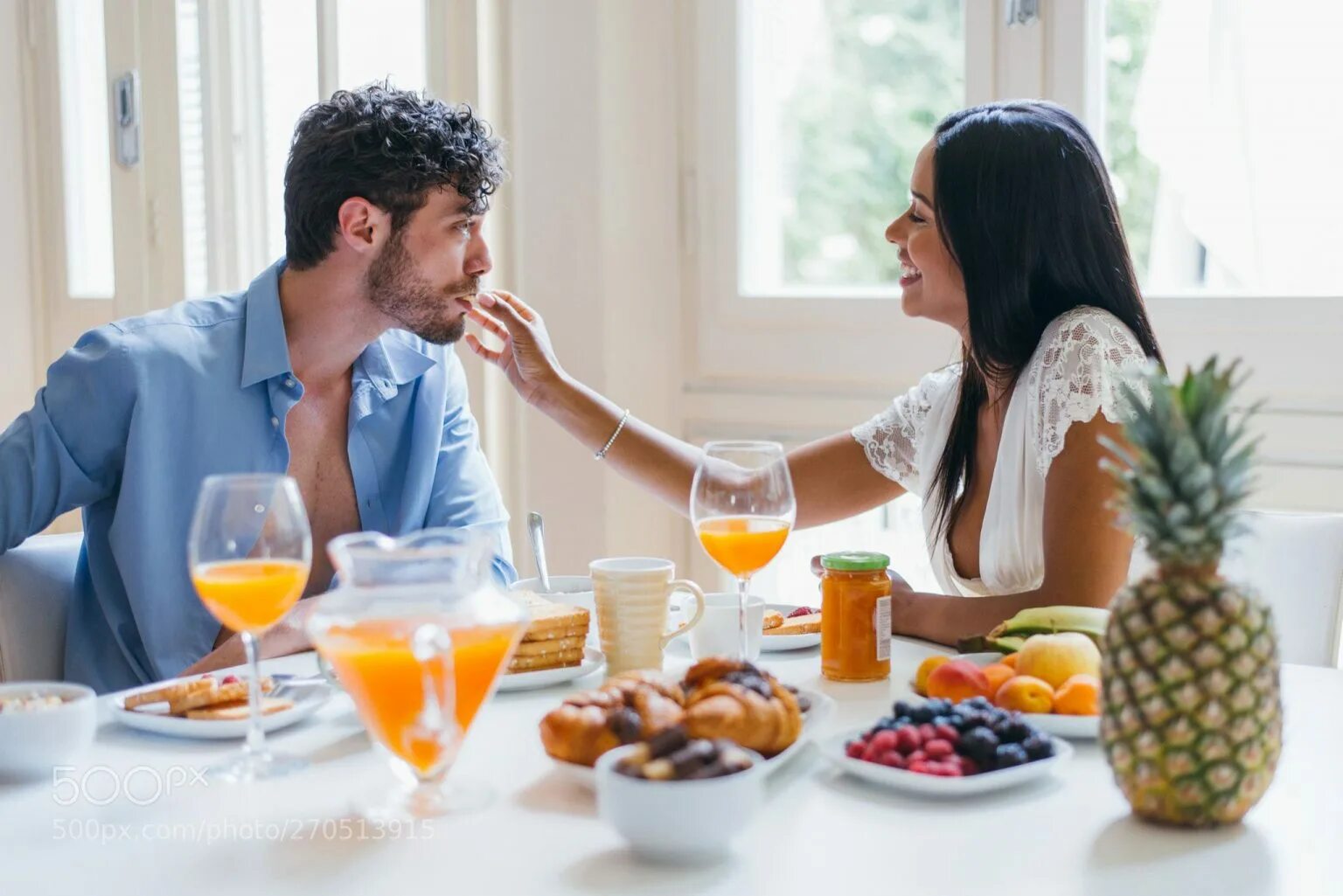 Романтическое утро. Мужчина и женщина завтракают. Завтрак с любимым мужчиной. Завтрак парочка.