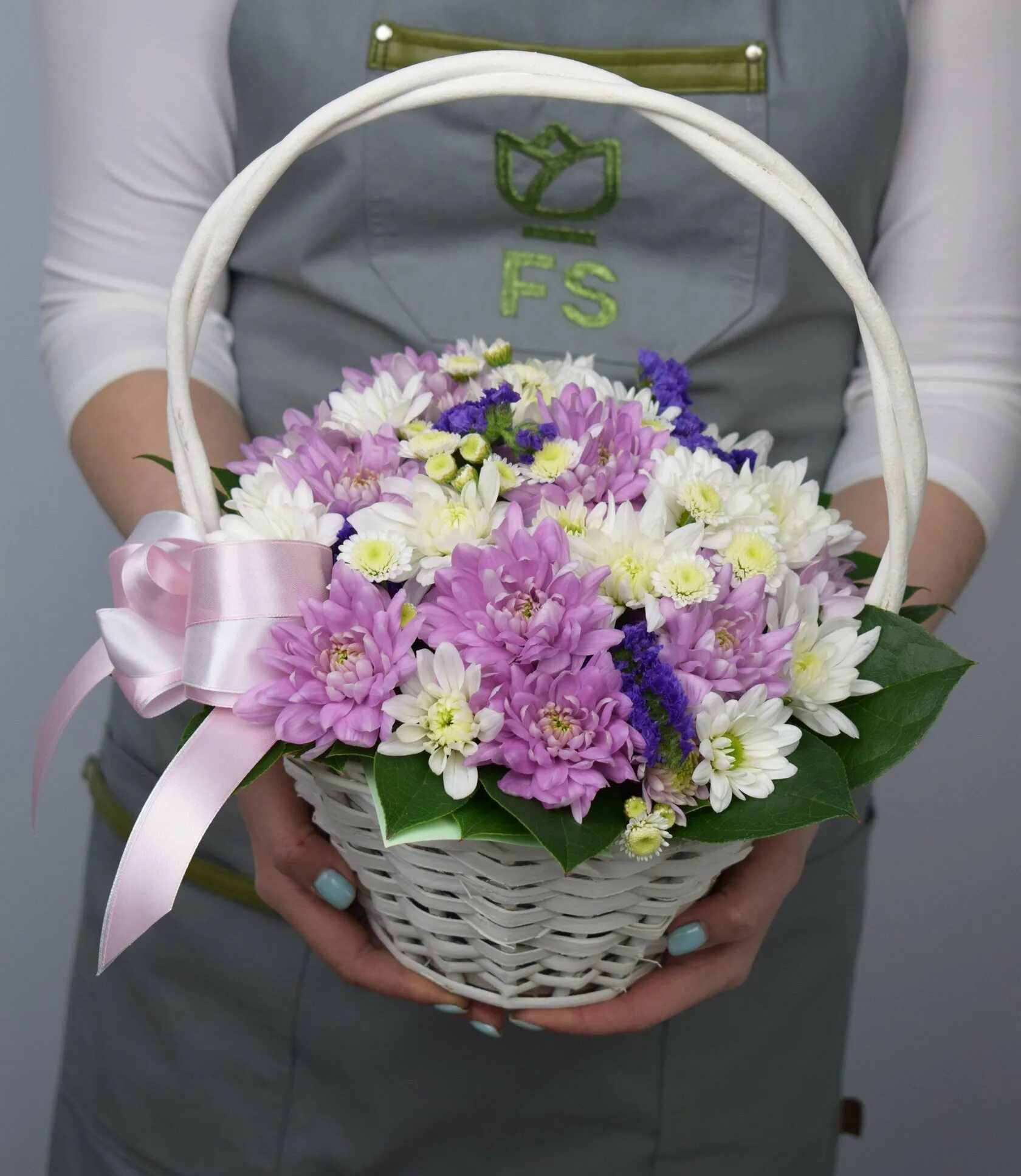 Корзина с красными розами и лизиантусами, Flowers & Gifts Saint Petersburg, buy 